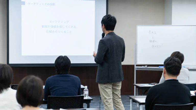 セミナー講師をする男性